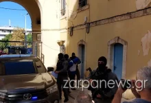 Με σκυμμένο κεφάλι, κουκούλα και φορώντας αλεξίσφαιρο γιλέκο, εμφανίστηκε το μεσημέρι της Τρίτης στον εισαγγελέα στα Χανιά