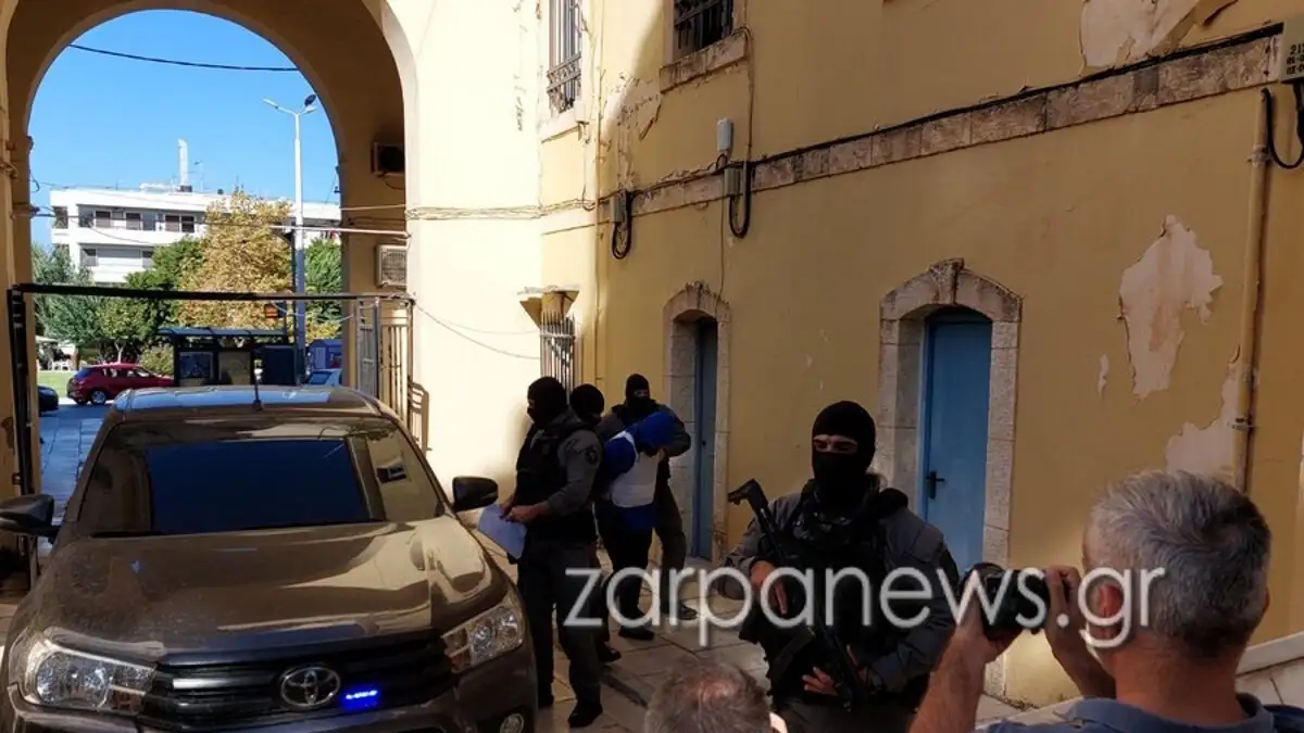 Με σκυμμένο κεφάλι, κουκούλα και φορώντας αλεξίσφαιρο γιλέκο, εμφανίστηκε το μεσημέρι της Τρίτης στον εισαγγελέα στα Χανιά