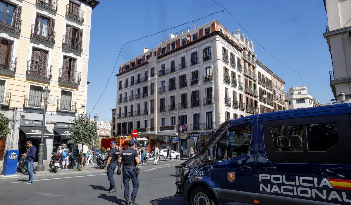 Σοκ προκαλεί στη Μαδρίτη η κατάρρευση εξαώροφου κτηρίου που βρισκόταν υπό ανακαίνιση, αφήνοντας πίσω του τέσσερις νεκρούς