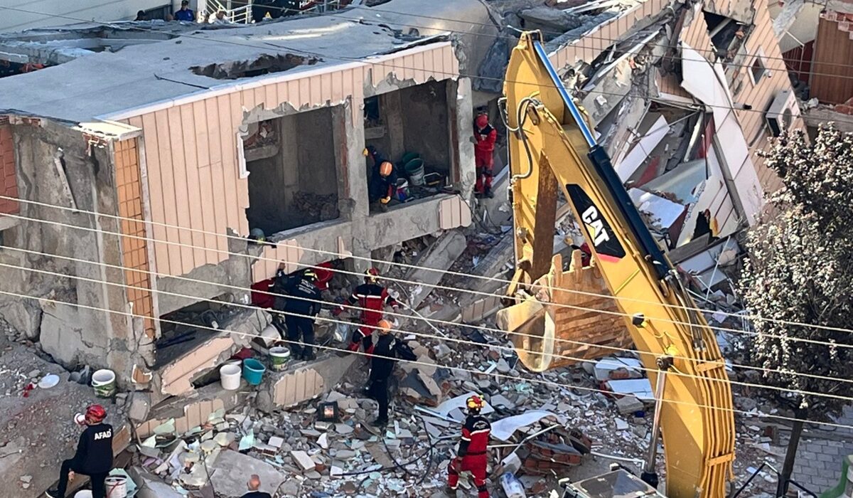 Μία σοκαριστική τραγωδία συγκλονίζει την Κωνσταντινούπολη, καθώς πολυκατοικία κατέρρευσε το πρωί της Τετάρτης 29 Οκτωβρίου.