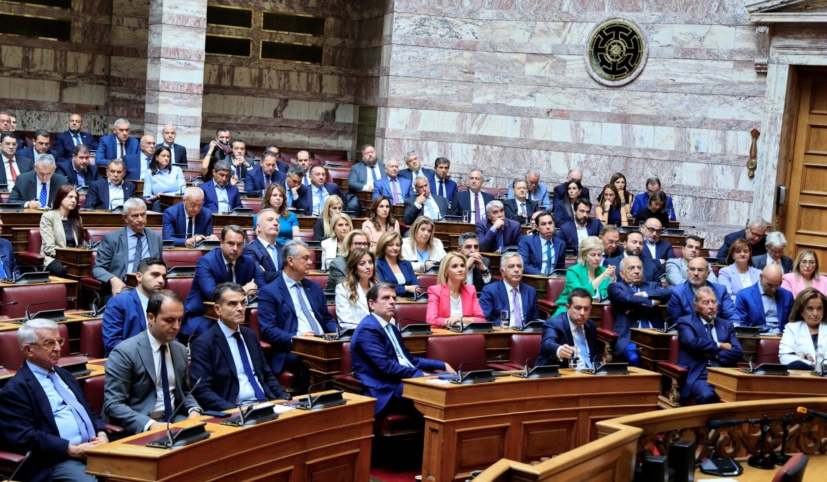 Σοβαρούς τριγμούς προκαλεί στη Νέα Δημοκρατία η απόφαση για το κλείσιμο 204 καταστημάτων των Ελληνικών Ταχυδρομείων