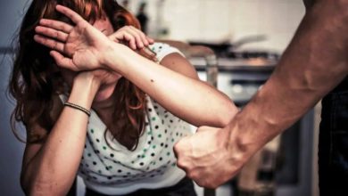 Να παραπλανήσει τις αστυνομικές αρχές επιχείρησε ο 50χρονος που ξυλοκόπησε μέχρι λιποθυμίας τη 40χρονη σύζυγό του στο Κορωπί