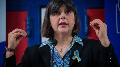 Η Λάουρα Κοβέσι προκάλεσε αναστάτωση με όσα δήλωσε –και, κυρίως, με όσα υπονόησε– στη συνέντευξη Τύπου που παραχώρησε στον Πειραιά