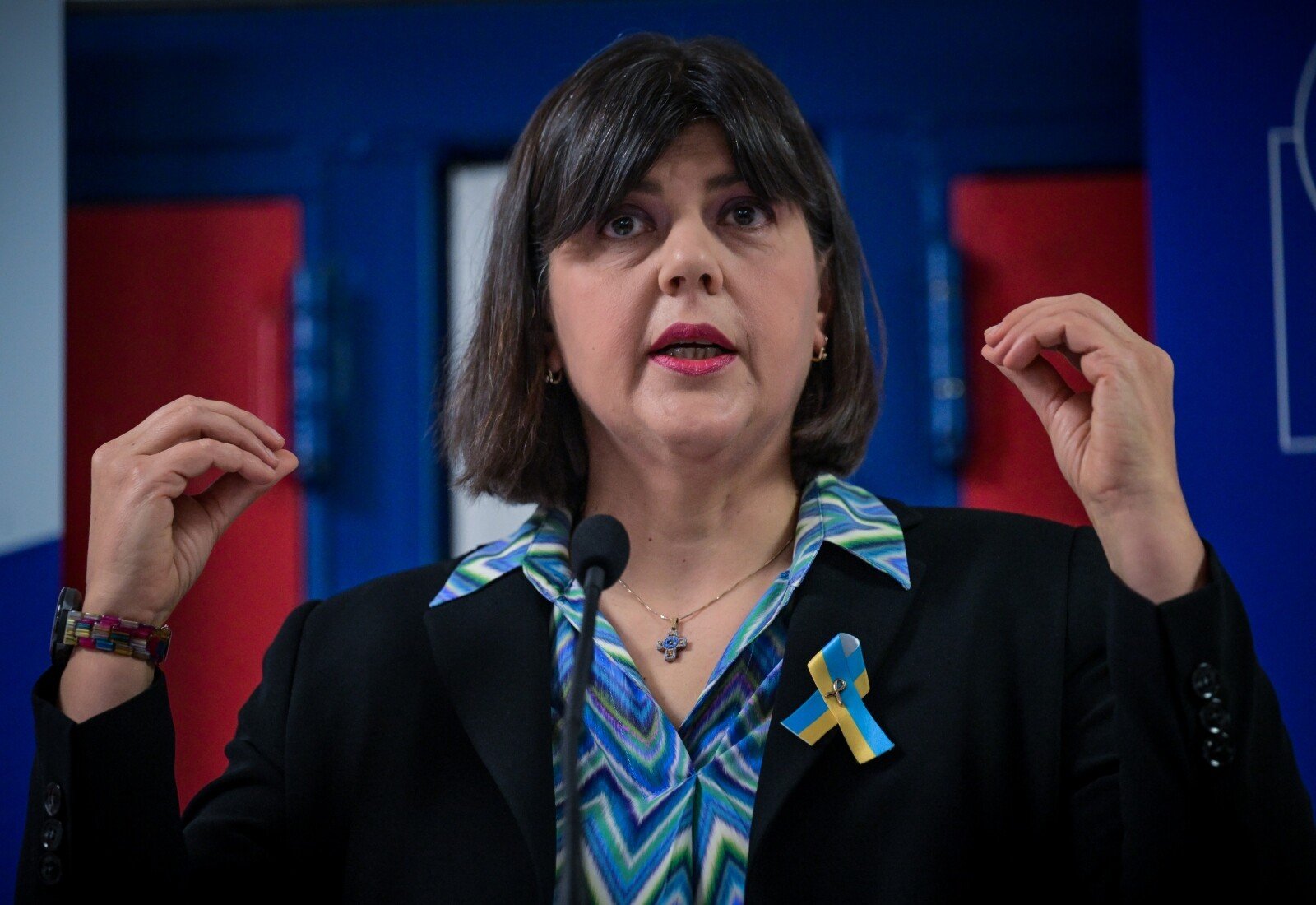 Η Λάουρα Κοβέσι προκάλεσε αναστάτωση με όσα δήλωσε –και, κυρίως, με όσα υπονόησε– στη συνέντευξη Τύπου που παραχώρησε στον Πειραιά