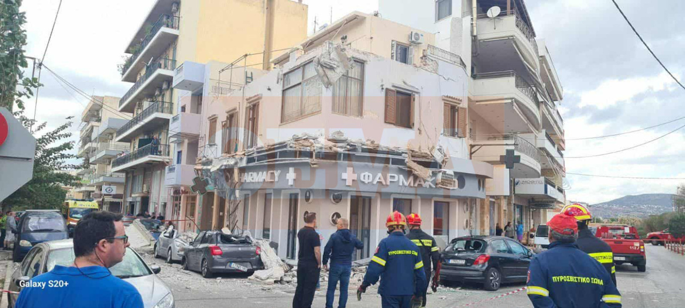 Αναστάτωση προκλήθηκε το μεσημέρι της Δευτέρας στο Λαύριο, όταν μπαλκόνια κατοικίας κατέρρευσαν ξαφνικά σε έναν από τους πιο