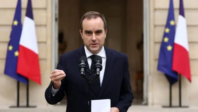 Η ξαφνική παραίτηση του Σεμπαστιάν Λεκορνί, μετά από μόλις 27 ημέρες στη θέση του πρωθυπουργού, σηματοδοτεί μια νέα φάση αβεβαιότητας