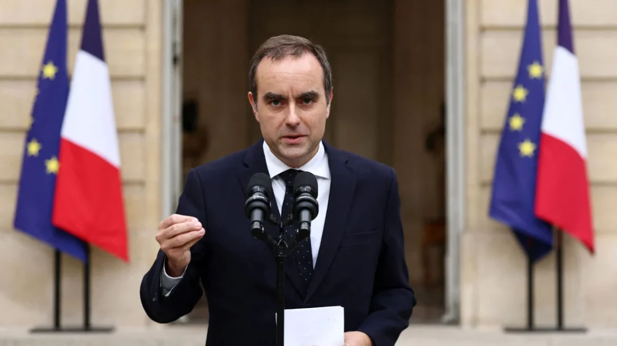 Η ξαφνική παραίτηση του Σεμπαστιάν Λεκορνί, μετά από μόλις 27 ημέρες στη θέση του πρωθυπουργού, σηματοδοτεί μια νέα φάση αβεβαιότητας