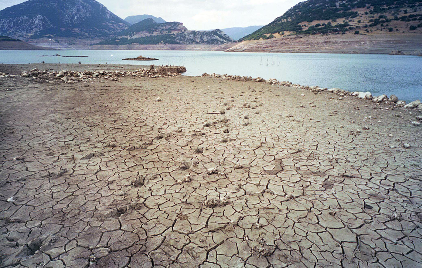 Η Ελλάδα, μια χώρα που παραδοσιακά ταυτίζεται με τη θάλασσα και το νερό, αρχίζει να αντιμετωπίζει ένα από τα πιο ανησυχητικά φαινόμενα της εποχής: το υδάτινο στρες.
