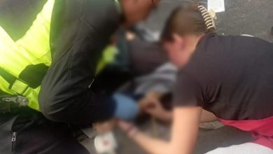 Σοκ συνεχίζει να προκαλεί το τροχαίο που σημειώθηκε το μεσημέρι της Πέμπτης στον Πειραιά, όταν μία 72χρονη παρασύρθηκε από αστικό