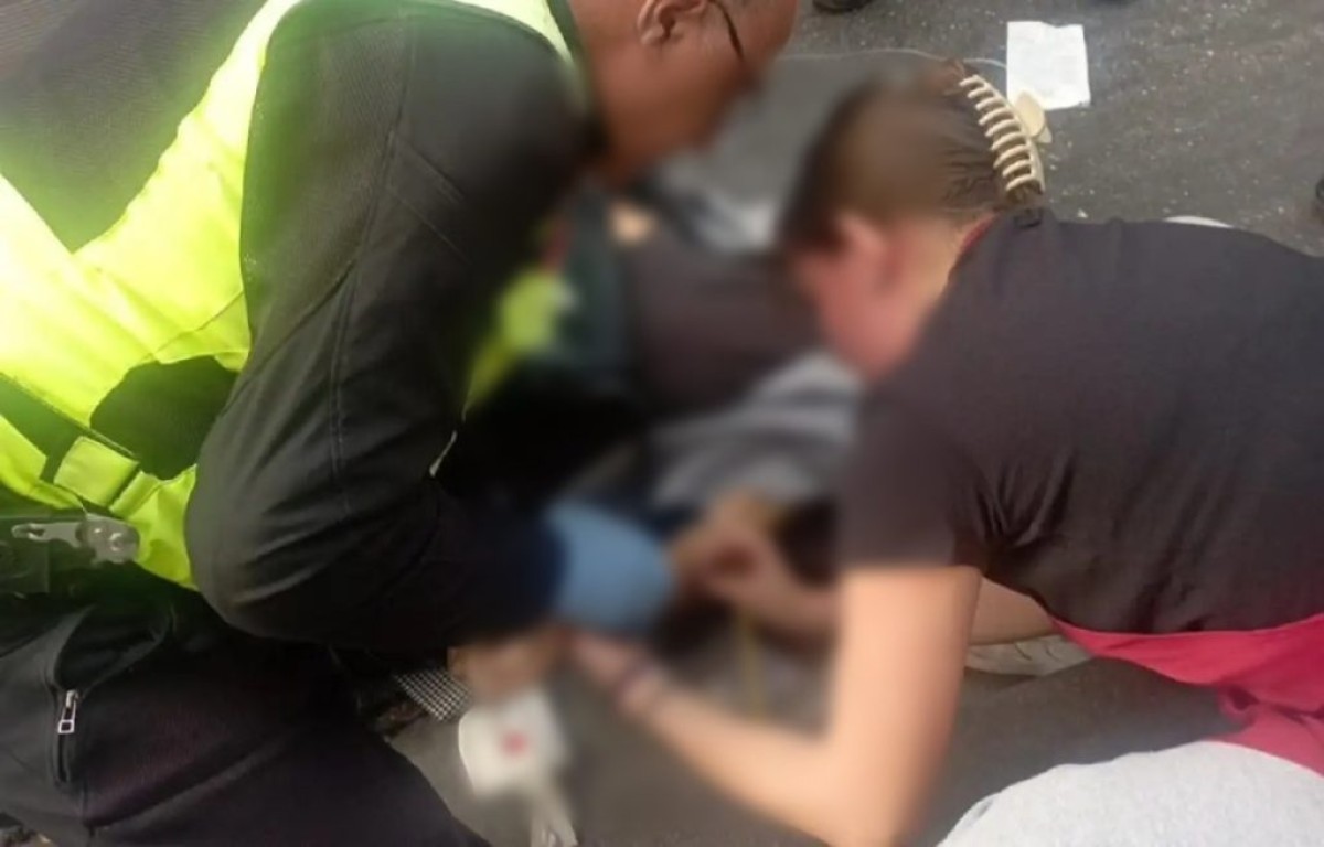 Σοκ συνεχίζει να προκαλεί το τροχαίο που σημειώθηκε το μεσημέρι της Πέμπτης στον Πειραιά, όταν μία 72χρονη παρασύρθηκε από αστικό