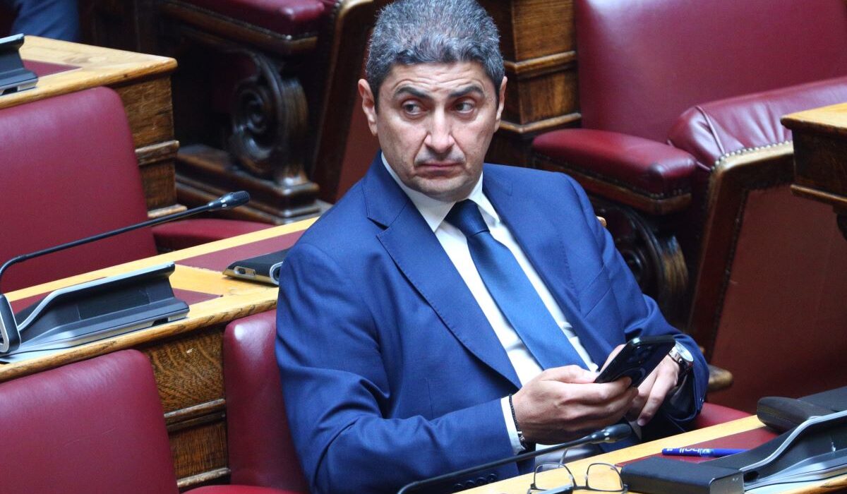 Σημαντικά «γκρίζα» σημεία εντοπίζονται στη δήλωση Πόθεν Έσχες του πρώην υπουργού Αγροτικής Ανάπτυξης, Λευτέρη Αυγενάκη, τα οποία