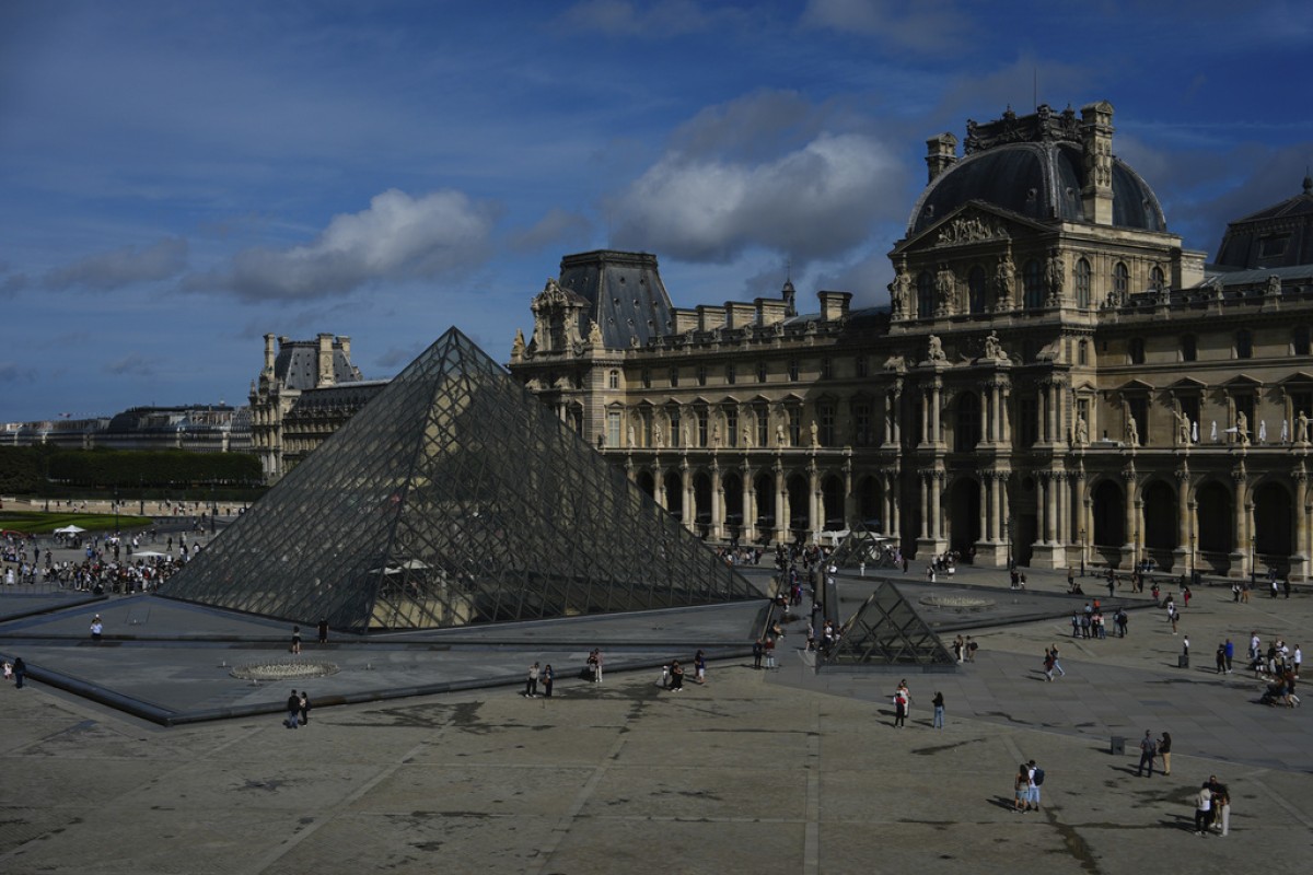 Σκηνές βγαλμένες από κινηματογραφικλη ταινία εκτυλίχθηκαν στο Παρίσι, όταν ομάδα ληστών εισέβαλε στο παγκοσμίου φήμης Μουσείο του