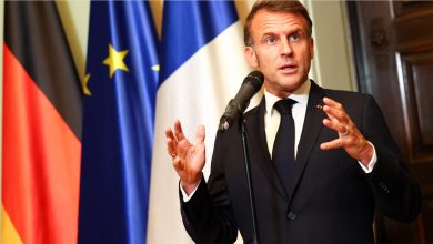 Η πολιτική πίεση αυξάνεται, αφήνοντας το μέλλον του Μακρόν πιο αβέβαιο από ποτέ και έγκυρες πηγές να μιλούν για κάλπες εντός