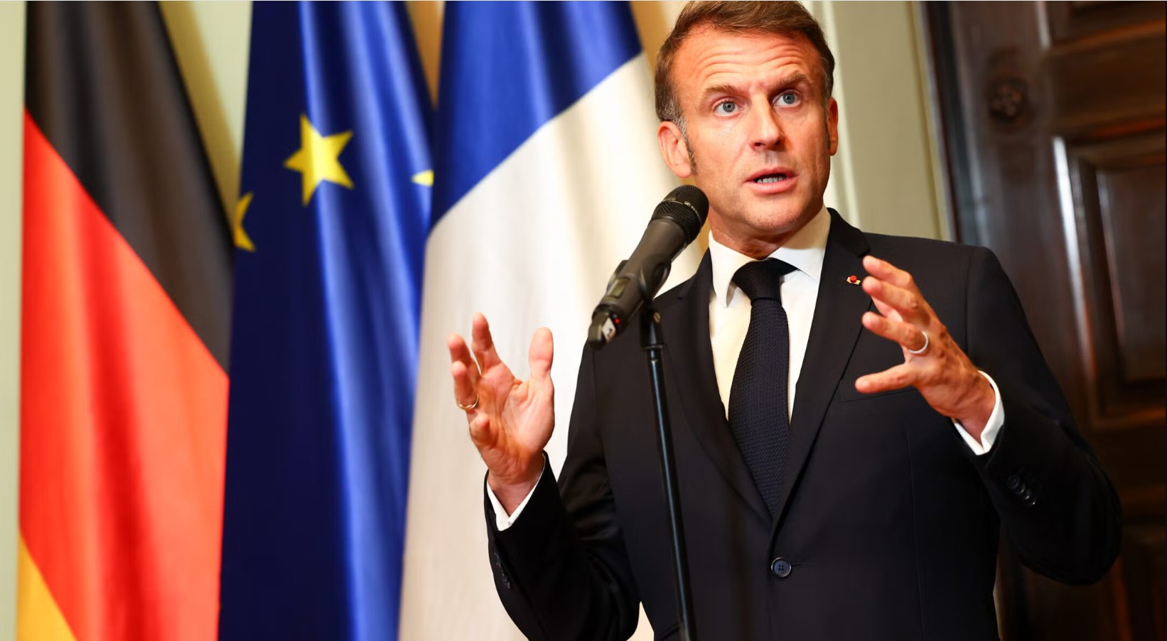 Η πολιτική πίεση αυξάνεται, αφήνοντας το μέλλον του Μακρόν πιο αβέβαιο από ποτέ και έγκυρες πηγές να μιλούν για κάλπες εντός