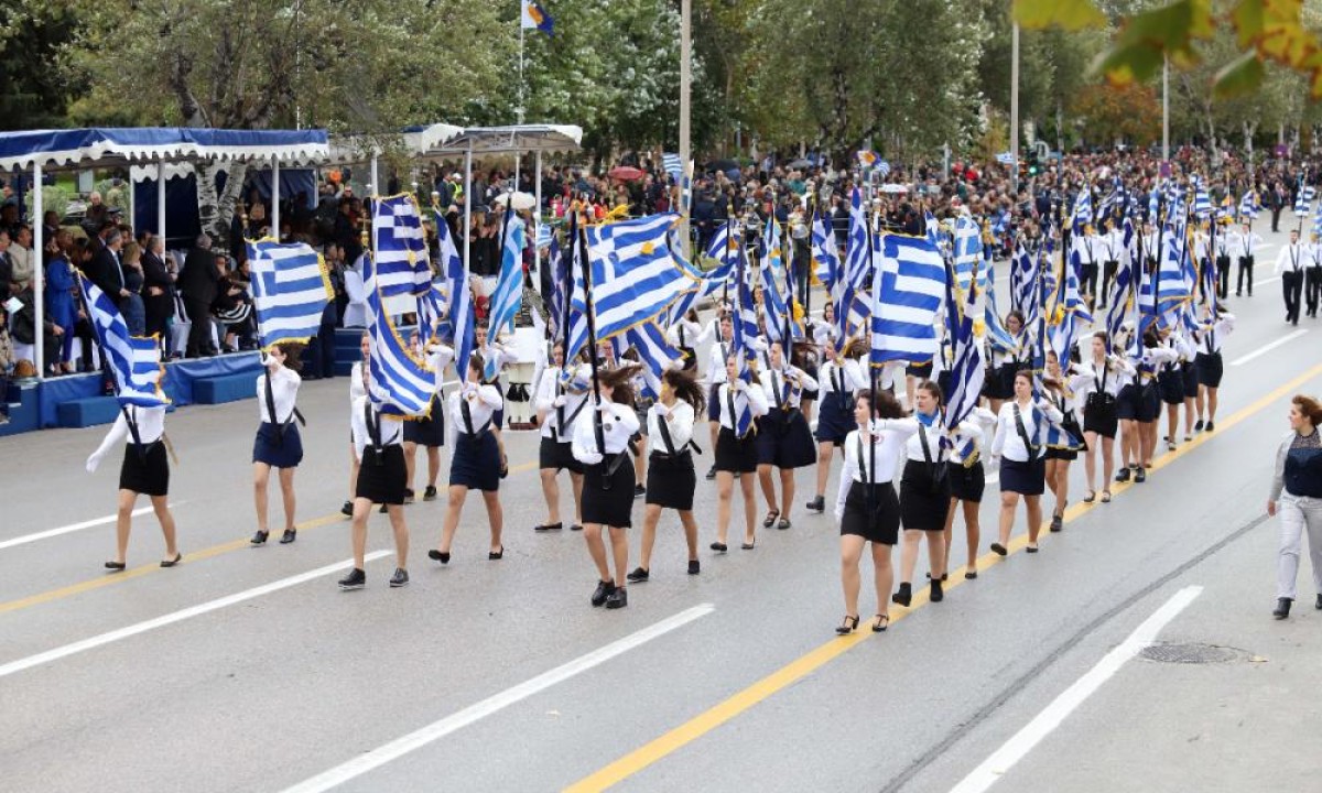 Η κυβέρνηση βρίσκεται σε κατάσταση αυξημένης επιφυλακής ενόψει των αυριανών εκδηλώσεων για την 28η Οκτωβρίου, με τις παρελάσεις