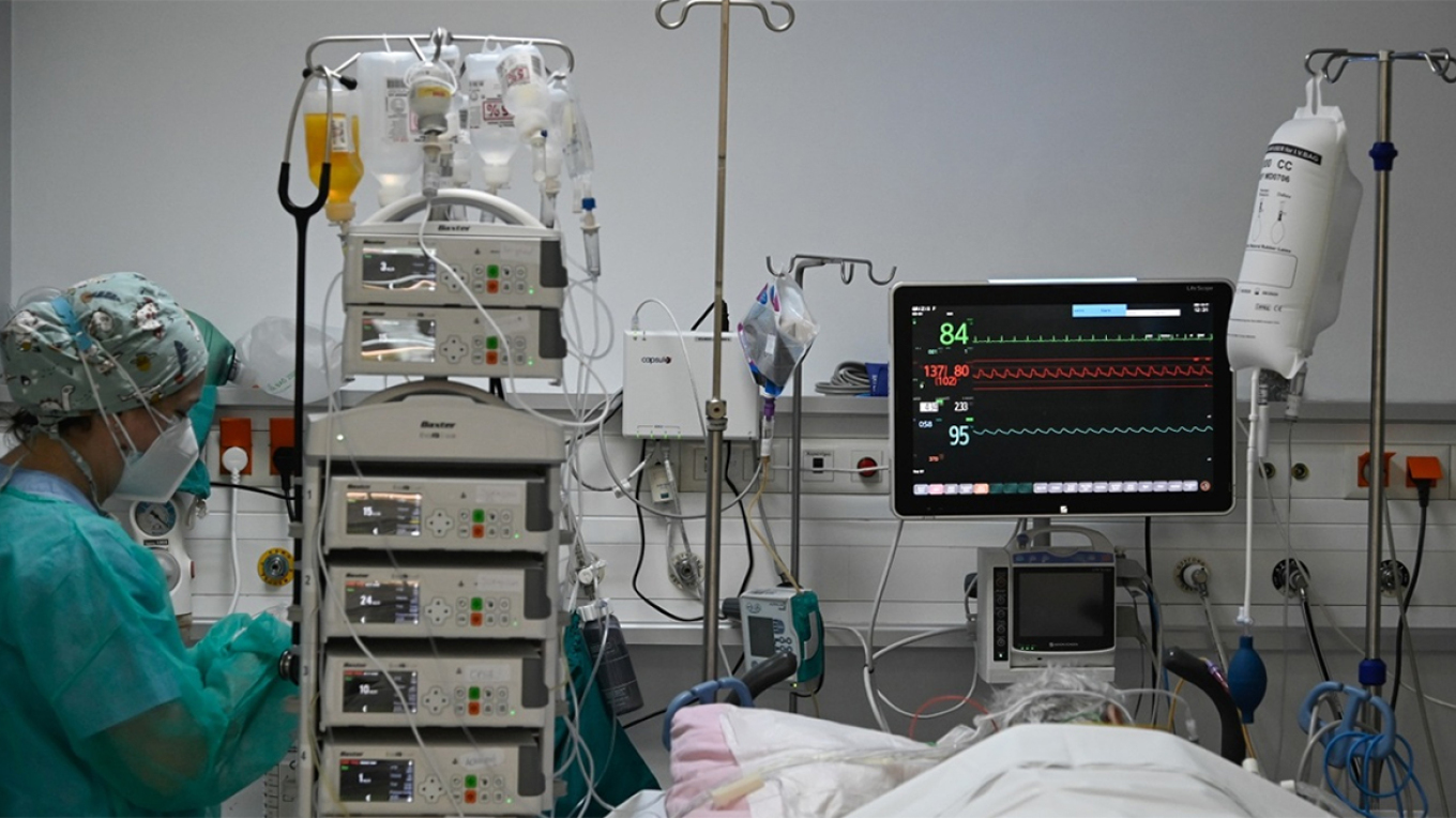 Μια νεαρή μητέρα, μόλις 28 ετών, έχασε τη ζωή της μετά από σοβαρή αλλεργική αντίδραση σε αντιβιοτικό φάρμακο, βρισκόμενη στους πρώτους