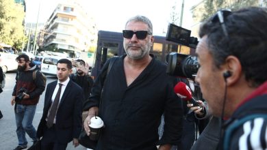 Ο ηθοποιός Βασίλης Μπισμπίκης κρίθηκε ένοχος για το τροχαίο ατύχημα που σημειώθηκε στη Φιλοθέη, με το δικαστήριο να του επιβάλλει