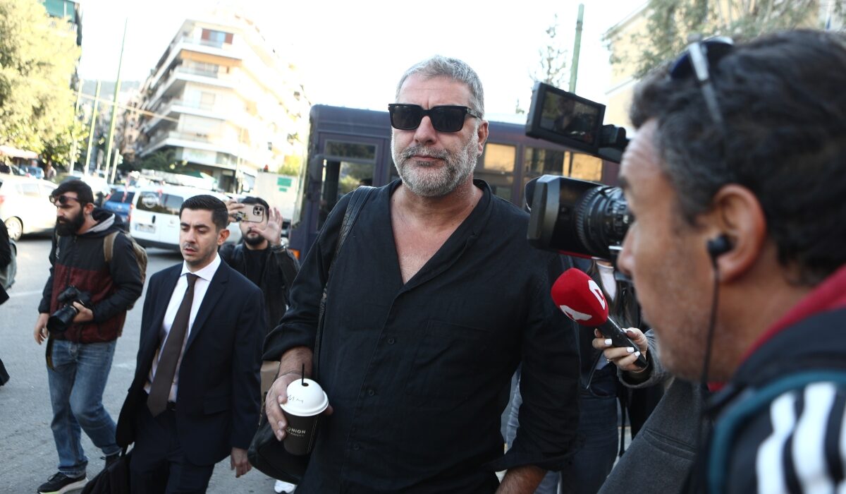 Ο ηθοποιός Βασίλης Μπισμπίκης κρίθηκε ένοχος για το τροχαίο ατύχημα που σημειώθηκε στη Φιλοθέη, με το δικαστήριο να του επιβάλλει