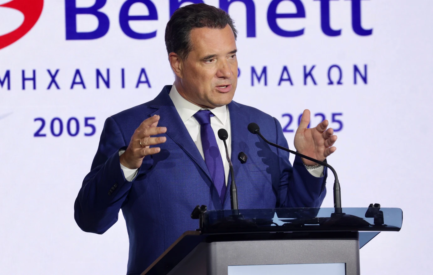 Την ώρα που οι γιατροί και οι νοσηλευτές του ΕΣΥ είναι...στα «κάγκελα» προσπαθώντας να περισώσουν ό,τι σώζεται από ένα Εθνικό Σύστημα