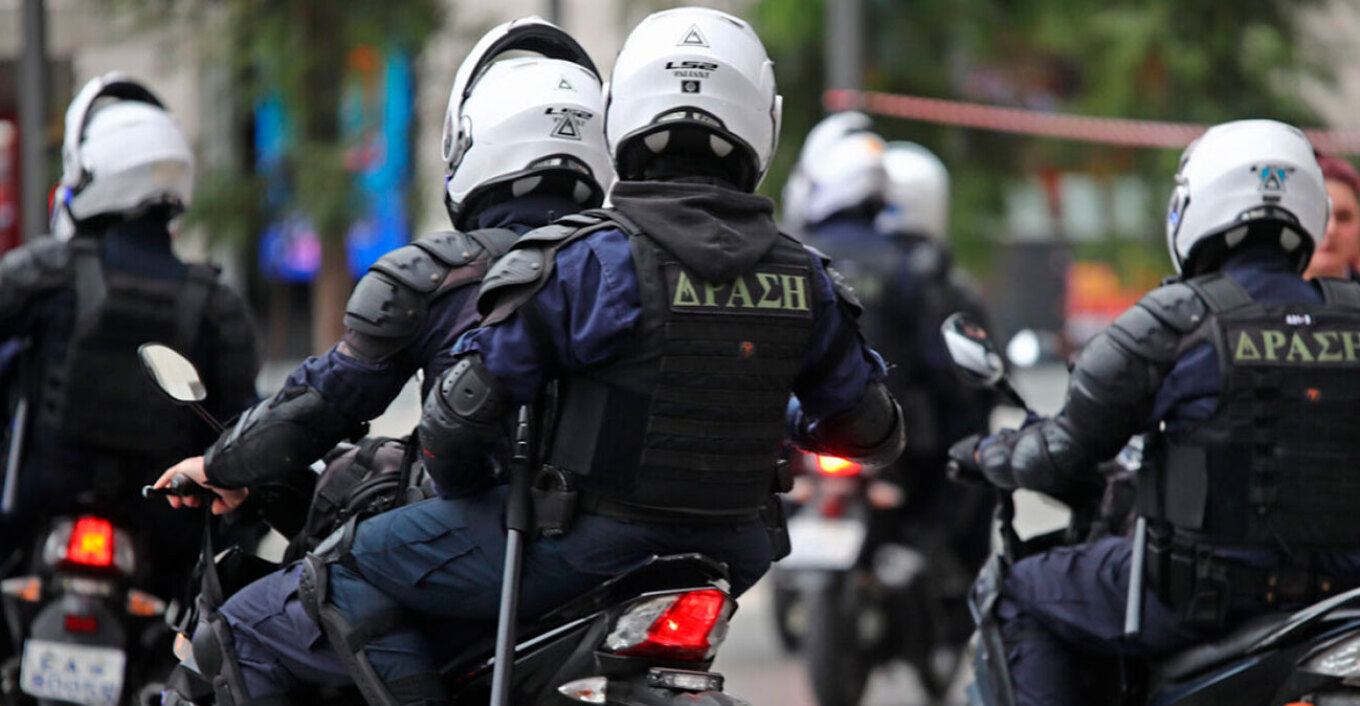 Σοκαρισμένο παραμένει το κοινό από την επίθεση που δέχθηκε μια 70χρονη γυναίκα στη Μαρίνα της Γλυφάδας, όταν ένας άστεγος άνδρας