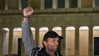 Ο πατέρας του αδικοχαμένου Ντένις, ενός από τα 57 θύματα της σιδηροδρομικής τραγωδίας στα Τέμπη, μιλάει χωρίς περιστροφές