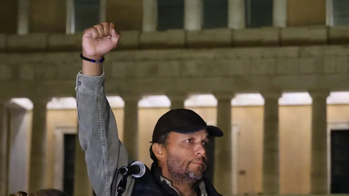 Ο πατέρας του αδικοχαμένου Ντένις, ενός από τα 57 θύματα της σιδηροδρομικής τραγωδίας στα Τέμπη, μιλάει χωρίς περιστροφές