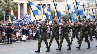 Η φετινή 28η Οκτωβρίου εξελίσσεται σε έναν πραγματικό «πονοκέφαλο» για την κυβέρνηση, και αυτό για πολλούς λόγους.