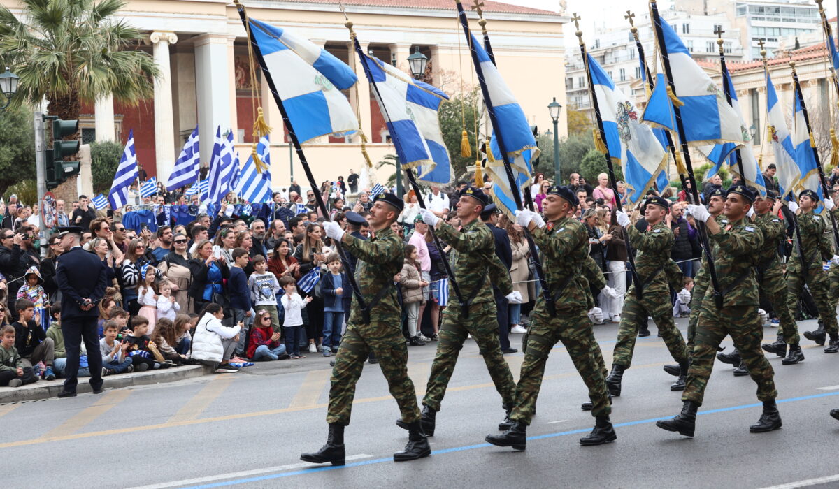 Η φετινή 28η Οκτωβρίου εξελίσσεται σε έναν πραγματικό «πονοκέφαλο» για την κυβέρνηση, και αυτό για πολλούς λόγους.
