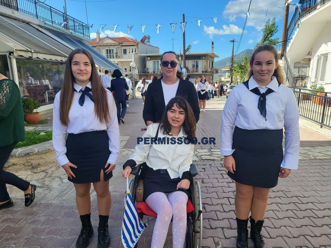 Στιγμές βαθιάς συγκίνησης εκτυλίχθηκαν στις Θεσπιές Βοιωτίας, ανήμερα της 28ης Οκτωβρίου, όταν στην καθιερωμένη μαθητική παρέλαση