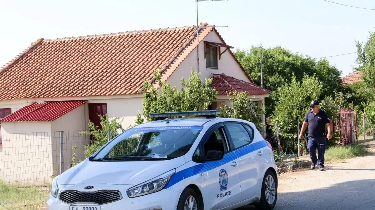 Μια οικογενειακή τραγωδία συγκλονίζει τα Τρίκαλα, καθώς ένας 18χρονος παραδέχθηκε ότι αφαίρεσε τη ζωή της μητέρας του μέσα στο σπίτι