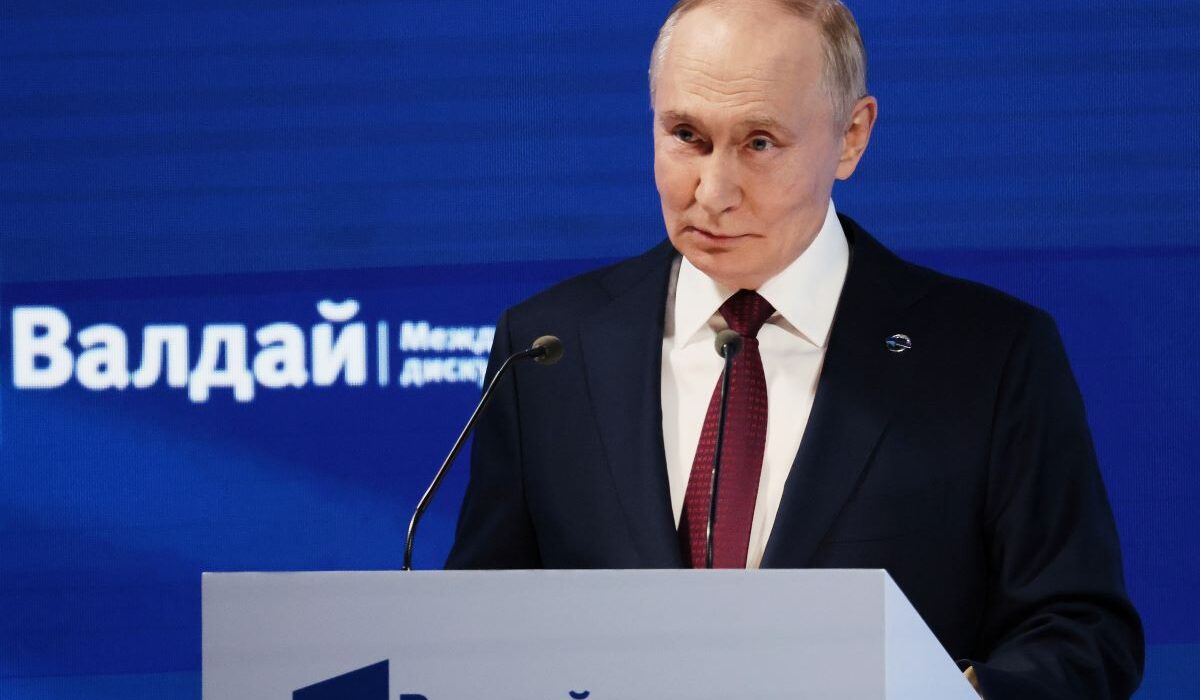 Ο Ρώσος Πρόεδρος υιοθετεί έναν «διπλωματικά συμφιλιωτικό» τόνο προς τον Ντ. Τραμπ, ενώ ταυτόχρονα στέλνει σαφή μηνύματα σε Ουκρανία