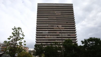 Αδιευκρίνιστα παραμένουν τα αίτια που οδήγησαν τον 44χρονο άνδρα να βάλει τέλος στη ζωή του, πέφτοντας από τον 24ο όροφο του πύργου