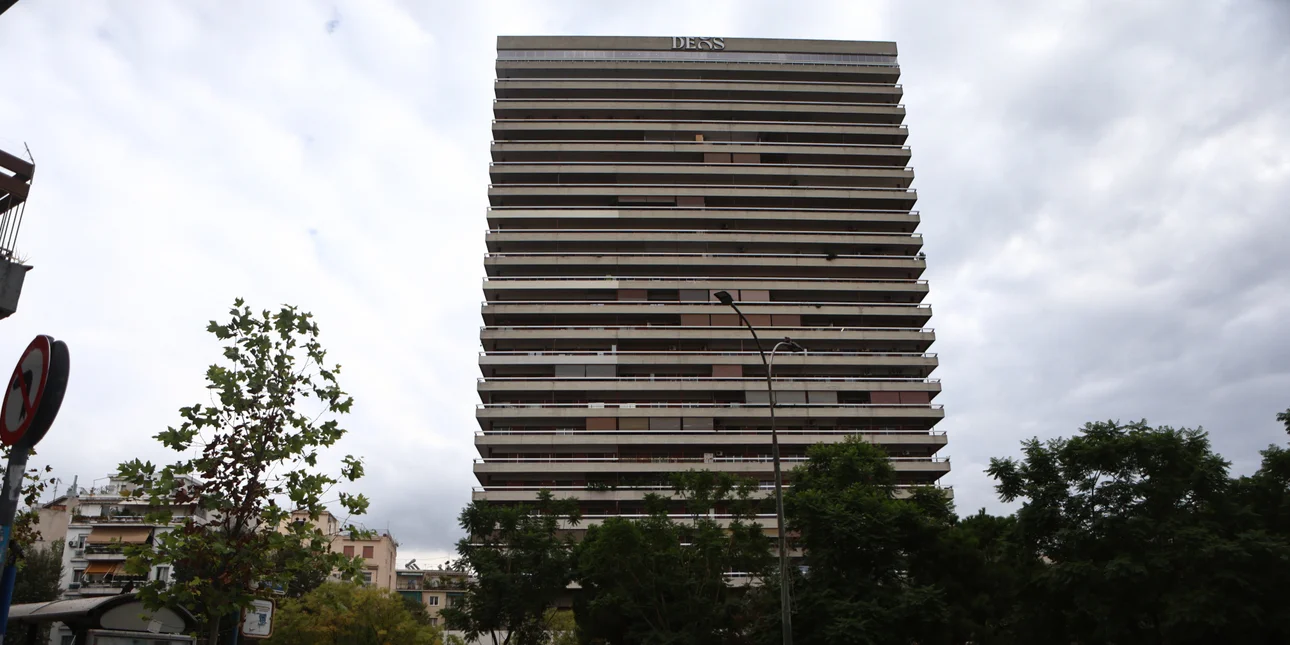 Αδιευκρίνιστα παραμένουν τα αίτια που οδήγησαν τον 44χρονο άνδρα να βάλει τέλος στη ζωή του, πέφτοντας από τον 24ο όροφο του πύργου