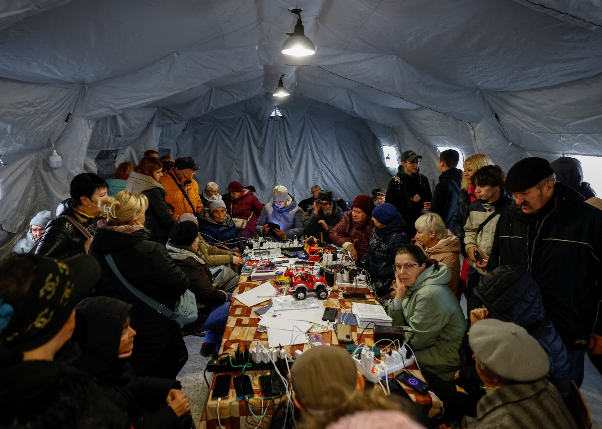 Νέο κύμα ρωσικών επιθέσεων έπληξε τις ενεργειακές υποδομές της Ουκρανίας, αφήνοντας εκατοντάδες χιλιάδες κατοίκους χωρίς ηλεκτρικό
