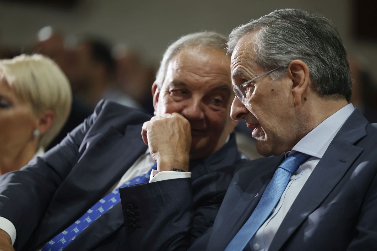 Δεν θα πάνε τελικά σήμερα στο Πεντάγωνο οι πρώην Πρωθυπουργοί Κώστας Καραμανλής και Αντώνης Σαμαράς για να παραστούν στην τελετή