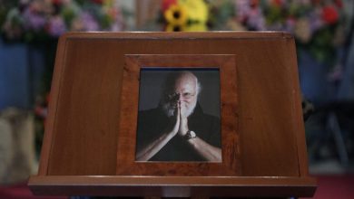 Η κηδεία του Διονύση Σαββόπουλου ολοκληρώθηκε με την παρουσία πολλών πολιτικών και καλλιτεχνών.Διονύσης Σαββόπουλος