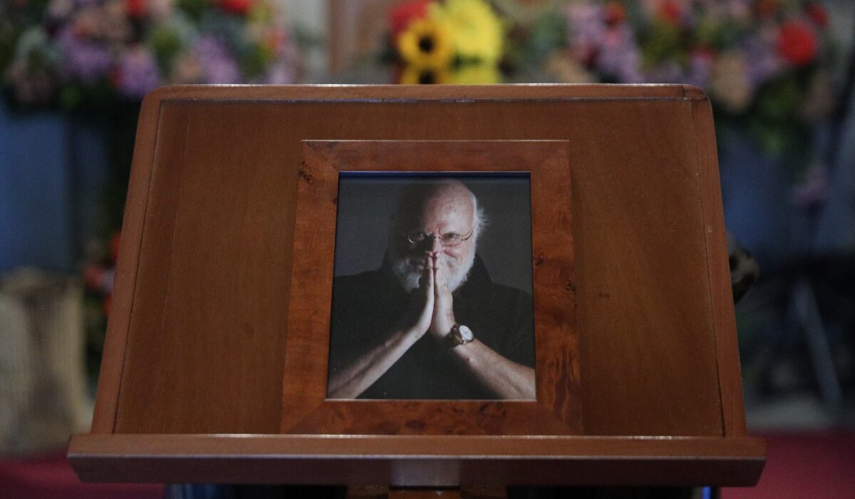 Η κηδεία του Διονύση Σαββόπουλου ολοκληρώθηκε με την παρουσία πολλών πολιτικών και καλλιτεχνών.Διονύσης Σαββόπουλος