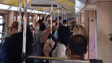 Ταλαιπωρία, πολύωρες αναμονές στις στάσεις και συνωστισμός συνθέτουν την καθημερινή πραγματικότητα για χιλιάδες επιβάτες των αστικών συγκοινωνιών στην Αθήνα.