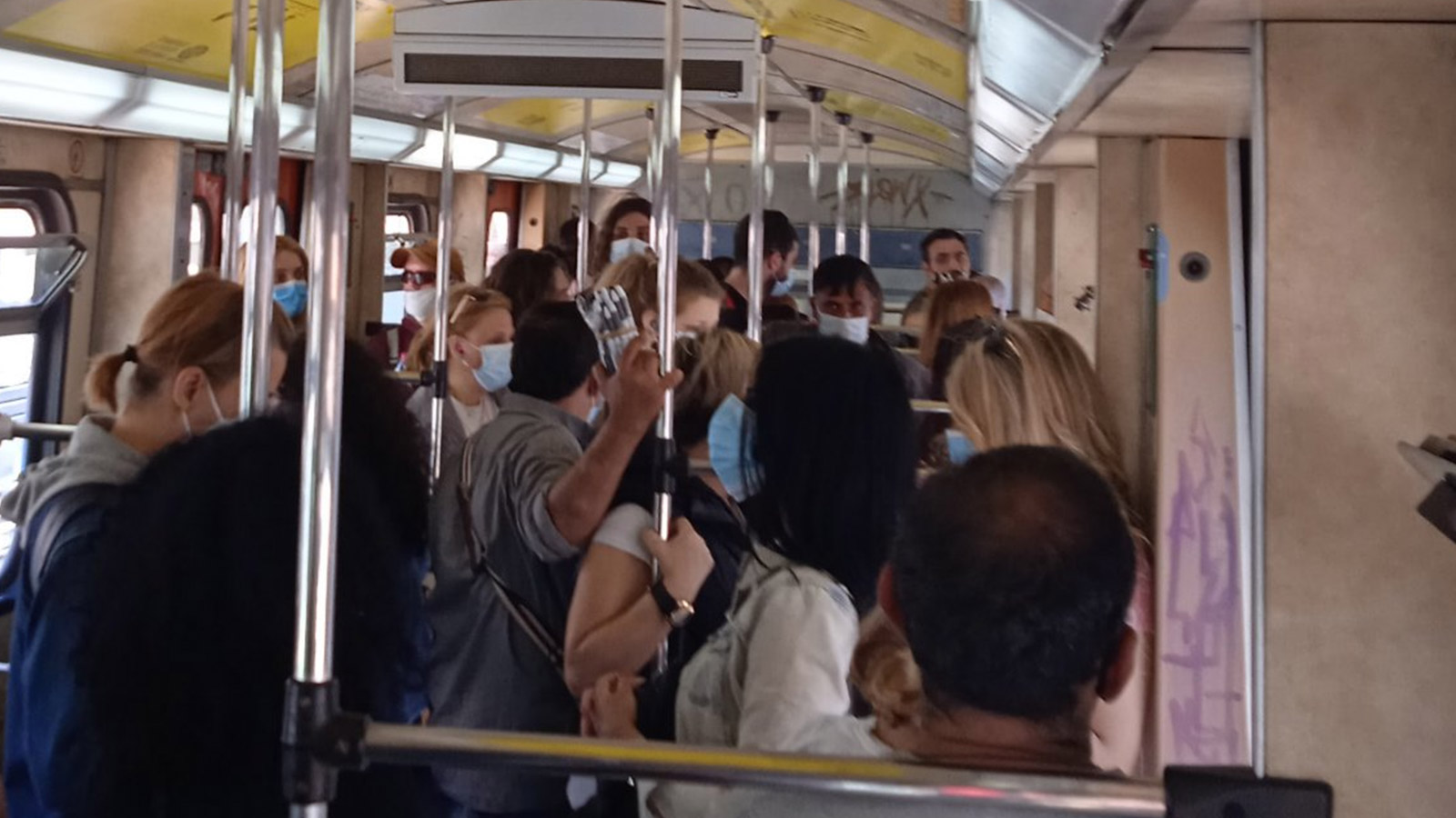 Ταλαιπωρία, πολύωρες αναμονές στις στάσεις και συνωστισμός συνθέτουν την καθημερινή πραγματικότητα για χιλιάδες επιβάτες των αστικών συγκοινωνιών στην Αθήνα.