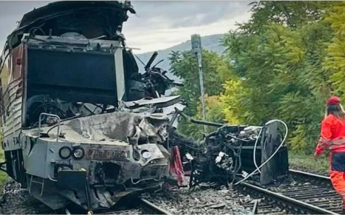 Σοβαρό σιδηροδρομικό ατύχημα σημειώθηκε στη Σλοβακία, στην περιοχή της Ροζνάβα, όταν δύο τρένα συγκρούστηκαν μετωπικά, προκαλώντας