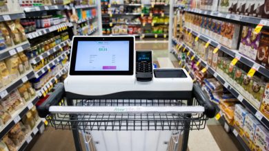 Η Ελλάδα γίνεται θεατής στο σκηνικό μιας σκοτεινής επανάστασης. Τα σούπερ μάρκετ μεταμορφώνονται σε ψηφιακά φρούρια, όπου η τεχνητή νοημοσύνη