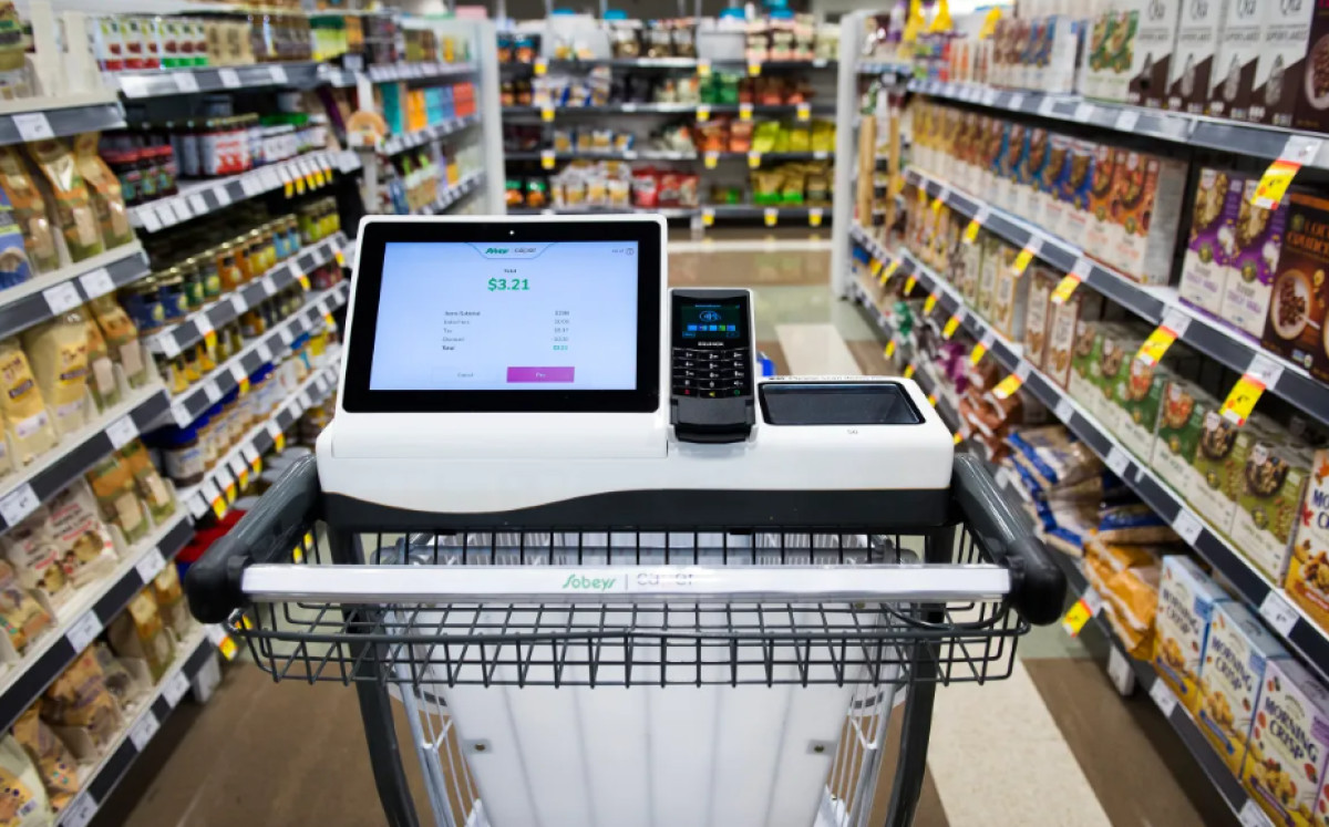 Η Ελλάδα γίνεται θεατής στο σκηνικό μιας σκοτεινής επανάστασης. Τα σούπερ μάρκετ μεταμορφώνονται σε ψηφιακά φρούρια, όπου η τεχνητή νοημοσύνη