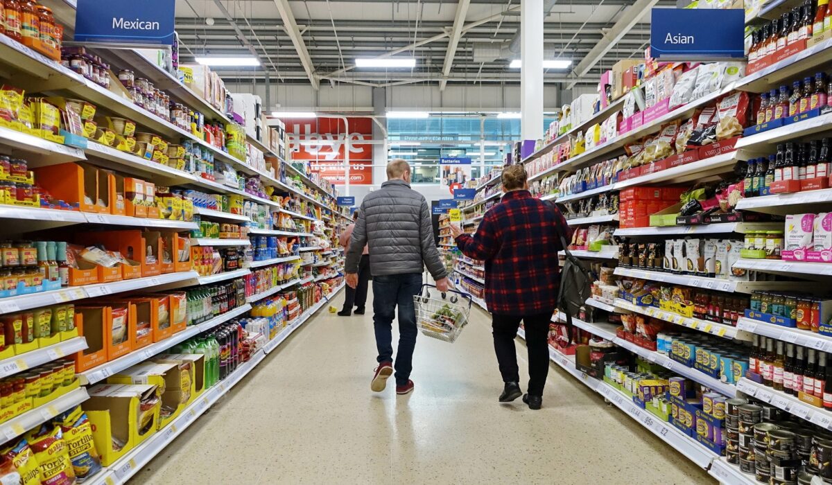 Η φαινομενική… ανάσα που προσφέρουν τα σούπερ μάρκετ στους καταναλωτές συνεχίζεται με τον ίδιο θεατρικό τρόπο: οι τιμές φέρονται