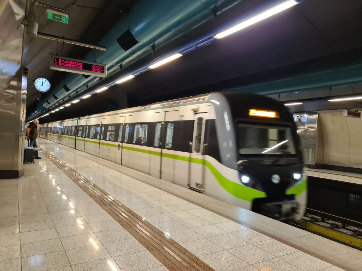 Σε διαδικασία απέλασης βρίσκεται 19χρονος υπήκοος Ιράκ, ο οποίος το πρωί της Τετάρτης επιτέθηκε απρόκλητα σε οδηγό συρμού της γραμμής 3