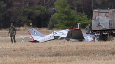 Σε κρίσιμη κατάσταση νοσηλεύονται οι δύο πιλότοι της Πολεμικής Αεροπορίας, μετά την πτώση του εκπαιδευτικού αεροσκάφους τύπου