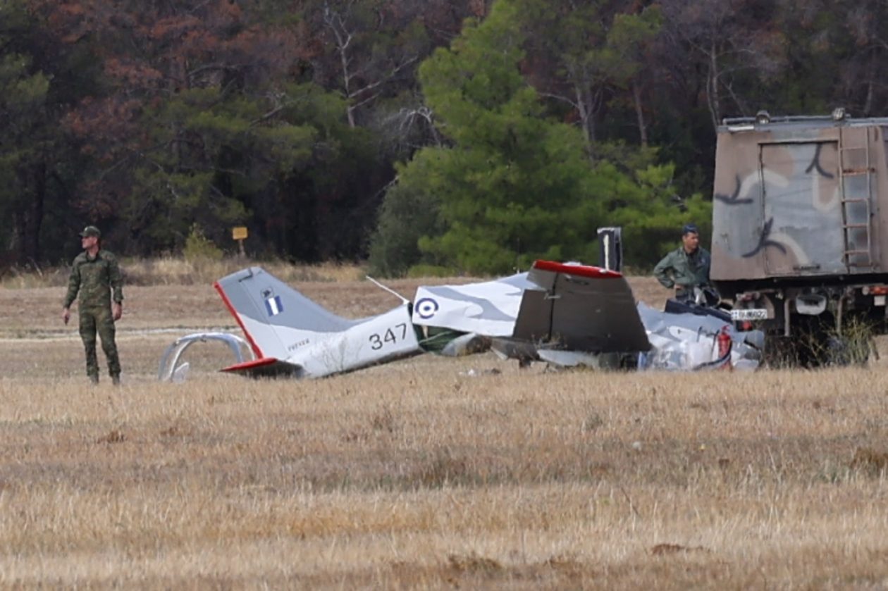 Σε κρίσιμη κατάσταση νοσηλεύονται οι δύο πιλότοι της Πολεμικής Αεροπορίας, μετά την πτώση του εκπαιδευτικού αεροσκάφους τύπου