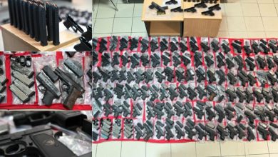 Φωτογραφικό υλικό που δείχνει τα όπλα των 13 Τούρκων που συνελήφθησαν στην περιοχή του Σουφλίου, στον Έβρο, δόθηκε