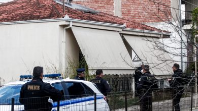 Το πανελλήνιο παρακολουθεί μουδιασμένο τις αποκαλύψεις γύρω από το τραγικό έγκλημα στα Τρίκαλα, όπου ένας 18χρονος κατηγορείται