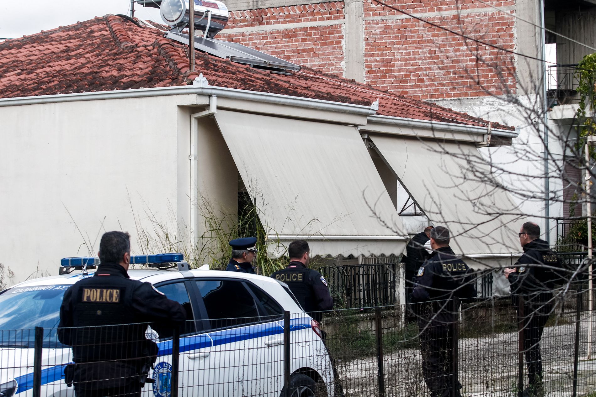 Το πανελλήνιο παρακολουθεί μουδιασμένο τις αποκαλύψεις γύρω από το τραγικό έγκλημα στα Τρίκαλα, όπου ένας 18χρονος κατηγορείται