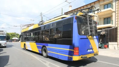 Σκηνές έντασης και πανικού εκτυλίχθηκαν το βράδυ της Κυριακής στη Δραπετσώνα, όταν επιβάτης τρόλεϊ επιχείρησε να πάρει τον έλεγχο του